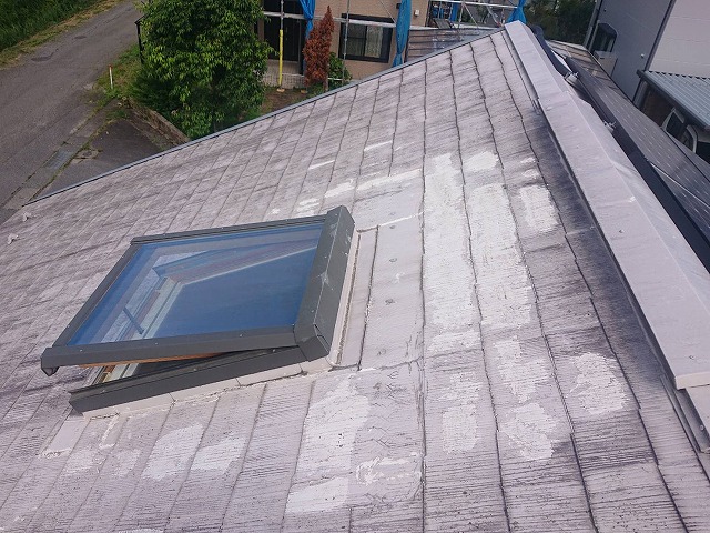 駒ヶ根市：屋根に設置している天窓周囲のスレートが劣化している状況