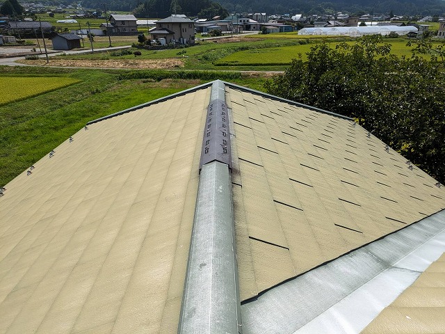 伊那市の屋根調査で金属屋根の色あせや雪止め金具のサビなどの劣化症状を確認