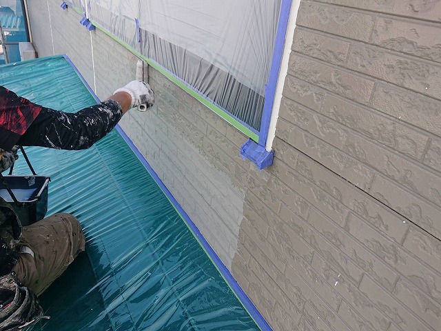 上伊那郡飯島町：外壁塗装の下塗りを行う塗装工