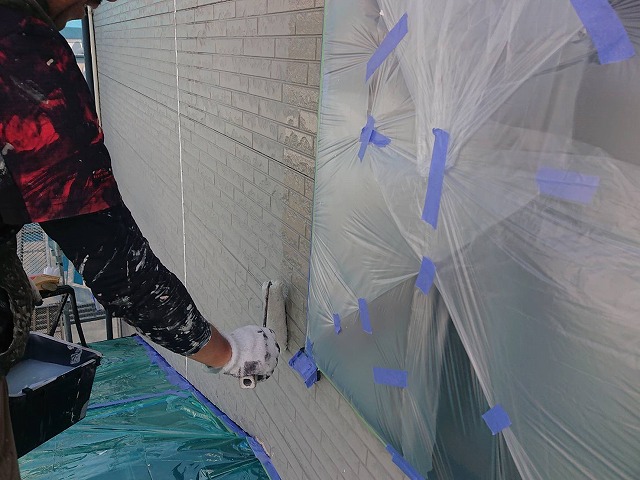 上伊那郡飯島町：外壁サイディングへ下塗りを施工