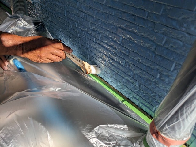 駒ヶ根市：外壁サイディングの水切り際をハケで下塗り