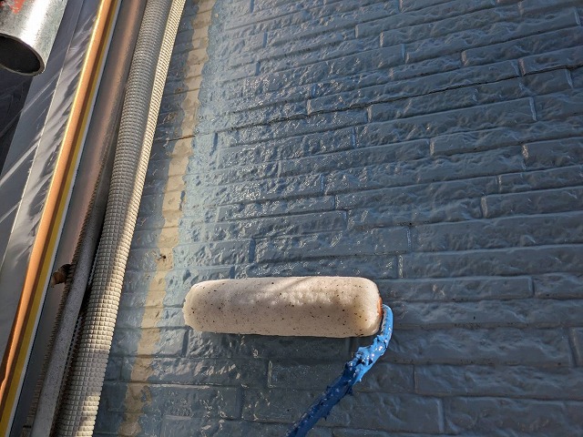 駒ヶ根市：外壁塗装工事でエポパワーシーラーによる下塗り施工