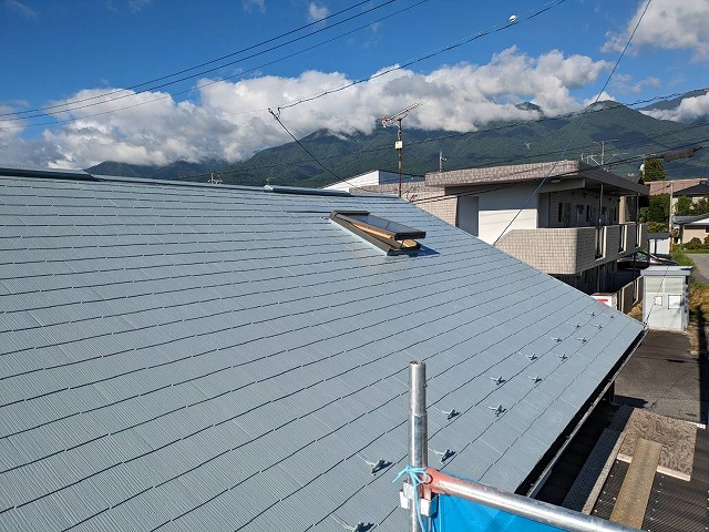 駒ヶ根市：コロニアル屋根に3回塗りによるメンテナンス