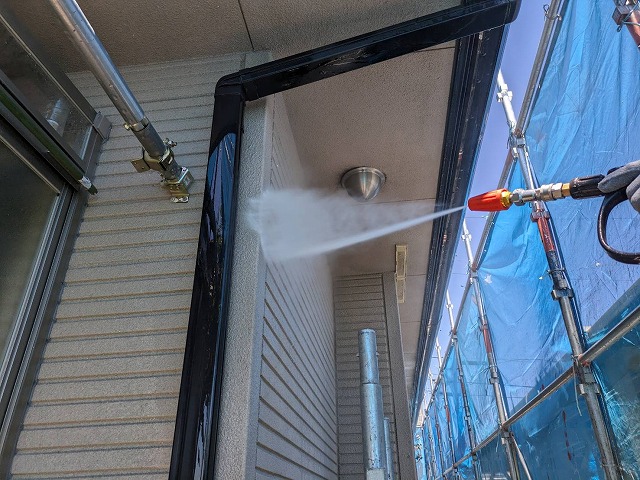 上伊那郡宮田村：リシン吹き付けをしたALC外壁に高圧洗浄作業