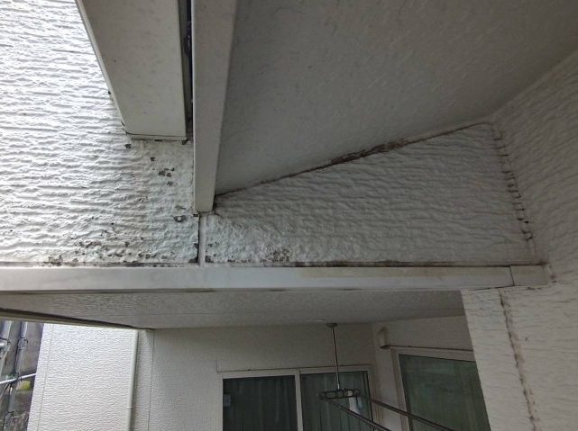 駒ヶ根市のアイフルホーム住宅にて、外壁と雨樋の重なっていた取合い部分の板金工事を行いました