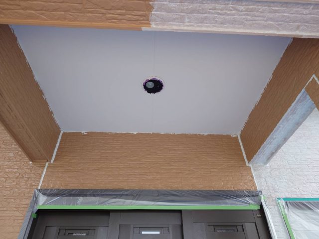 伊那市N邸_玄関天井の塗装