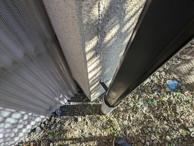 駒ヶ根市：ひび割れに補修を施している住宅のモルタル外壁