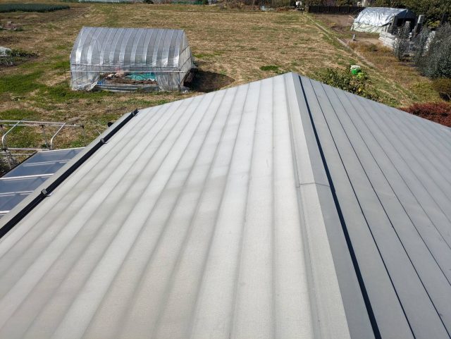 飯島町I邸_施工前の金属屋根の全体