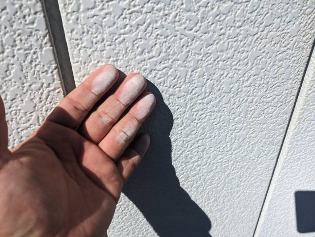 飯島町I邸_金属サイディングにチョーキング現象