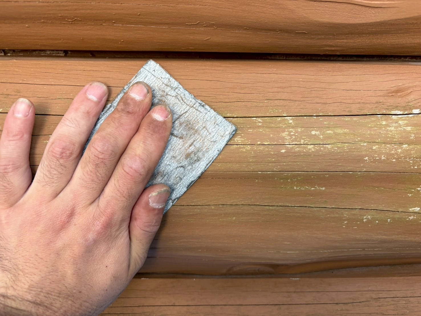 細部の研磨（ケレン作業）