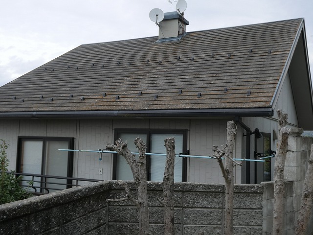 飯田市：スレート屋根の塗膜の一部が剥がれている様子