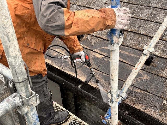 飯田市：苔が激しく付着したスレート屋根への高圧洗浄作業