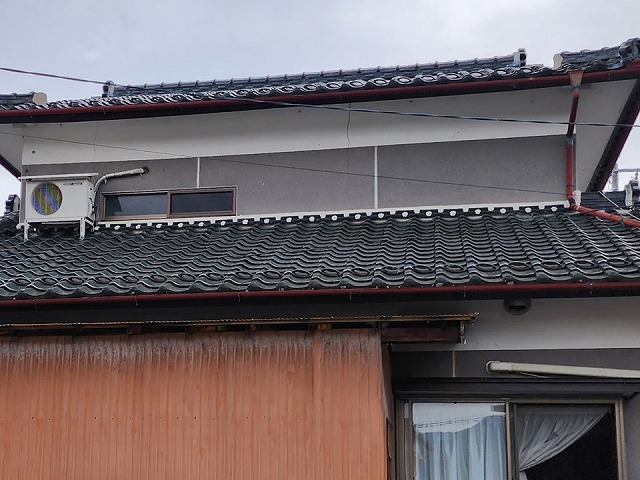 飯田市：和風住宅のモルタルや漆喰で仕上げた外壁にひび割れが発生している状況