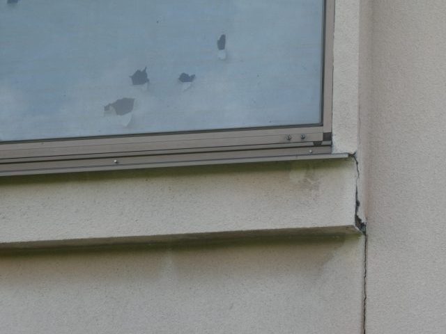 飯田市N邸_サッシ下外壁のクラック