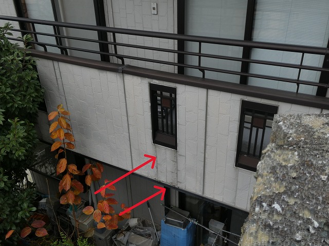 飯田市：ベランダに設置している飾り格子の下に苔やカビが付着