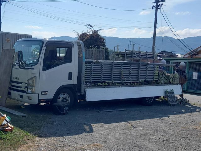 伊那市K邸_足場の部材を乗せたトラック
