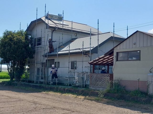 伊那市K邸_足場を組み立てる作業員