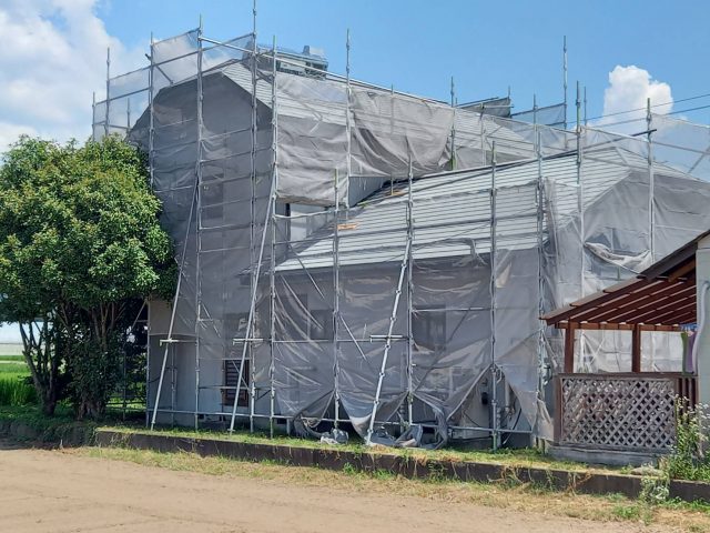 伊那市K邸_メッシュシートを張った足場の全景