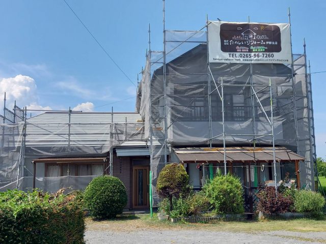 伊那市のモルタル外壁と金属屋根のお宅の塗装工事にて、足場組立作業から開始します