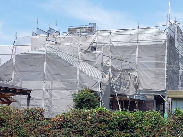 伊那市K邸_メッシュシートを張った足場全景