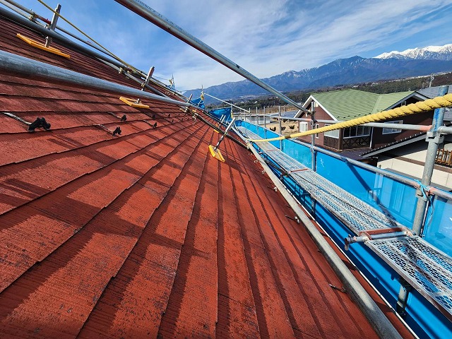 屋根塗装の軒先作業床設置状況