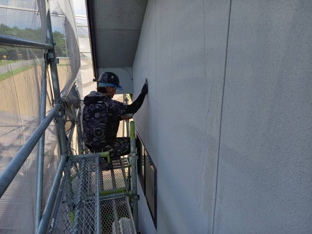 伊那市にて、クラックが多数発生していたモルタル外壁の塗装工事のようすをご紹介