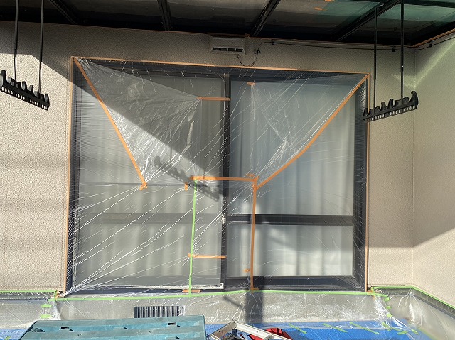 伊那市：外壁塗装工事で窓に養生を施した様子