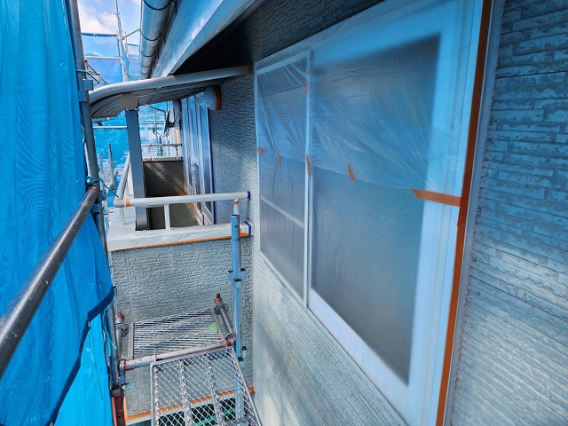 外壁サイディング塗装前のサッシ養生作業