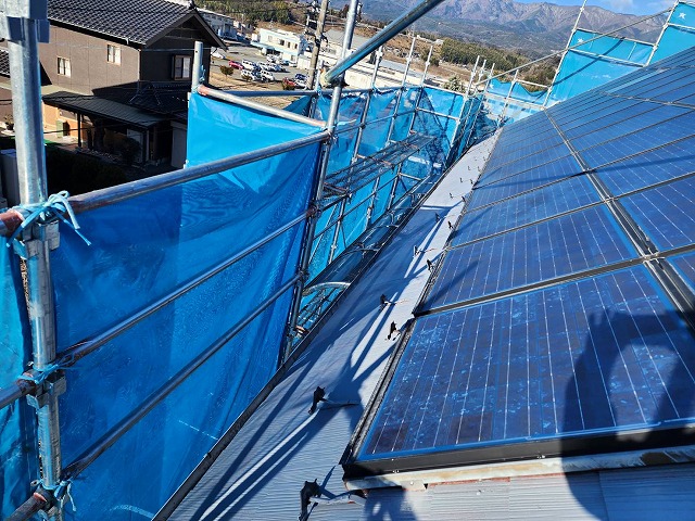 太陽光パネルの屋根下塗り完成状況