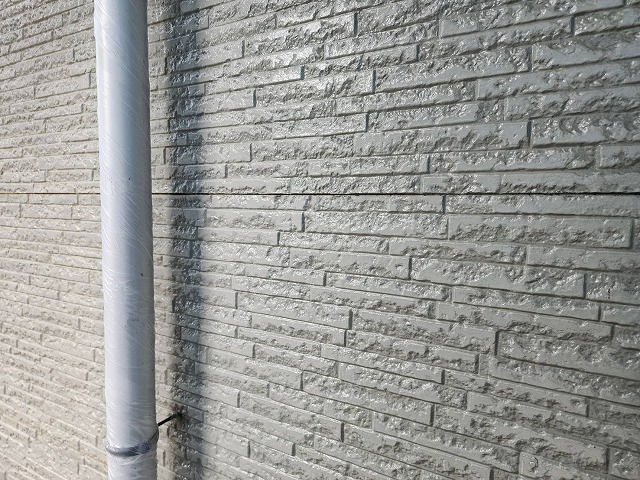 クリヤー塗装後の光沢のある外壁サイディング