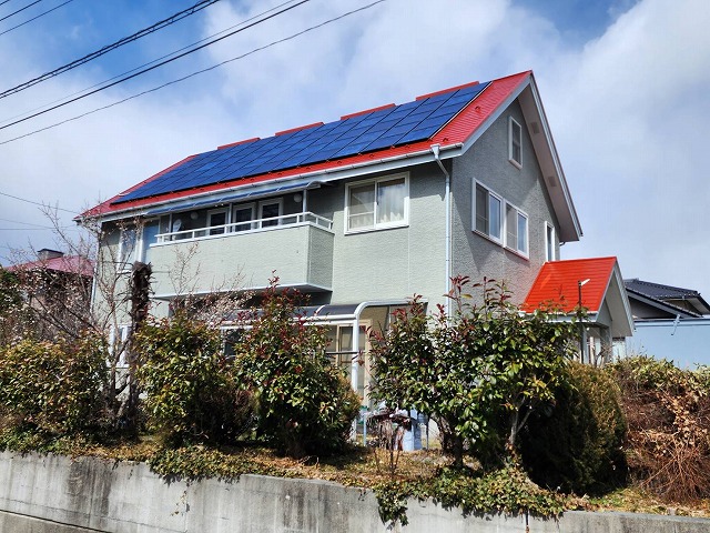 太陽光パネルのある住宅の屋根塗装完了後の全景