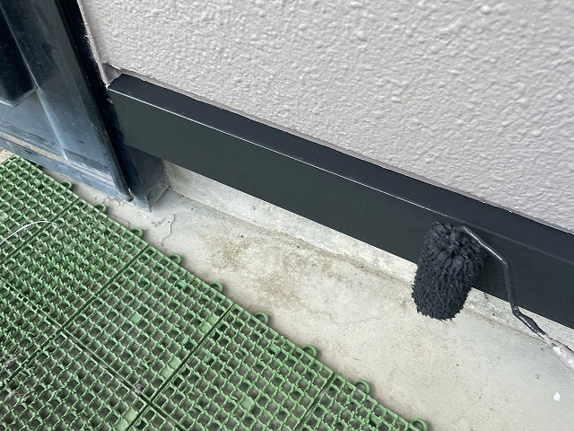 水切りを黒で塗装中