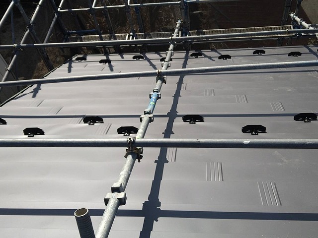 飯田市：屋根足場からエスジーエル鋼板屋根を用いたカバー工事の施工