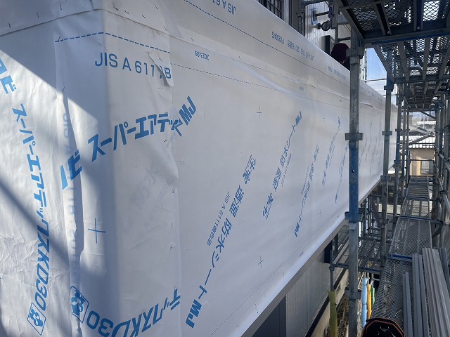 飯田市：爆裂したベランダ外壁に行う金属サイディングによるカバー工事の防水シート張り