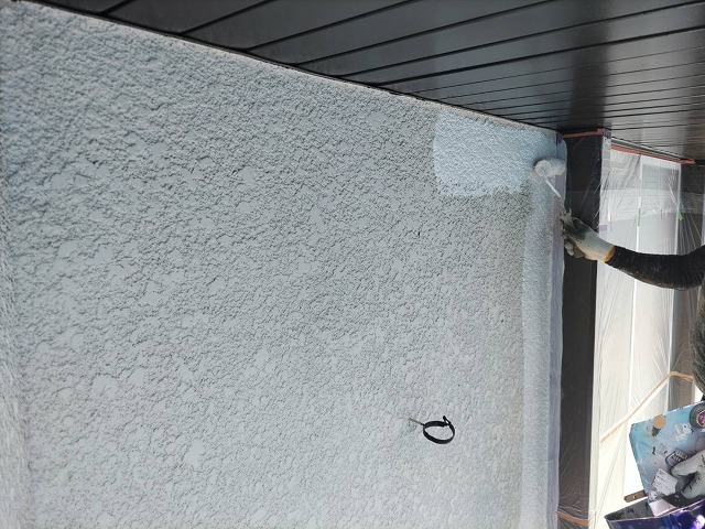 伊那市：モルタル外壁にフィラーを使って下塗りを行う塗装工