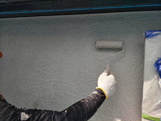 伊那市：モルタル外壁にローラーで中塗りを行う塗装工