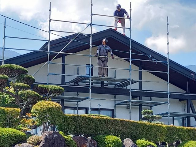 伊那市K邸_足場を組み立てる作業員