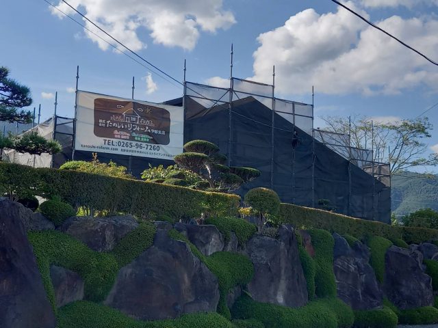 伊那市西箕輪の外壁屋根塗装工事に際し、足場を設置し洗浄作業を行いました