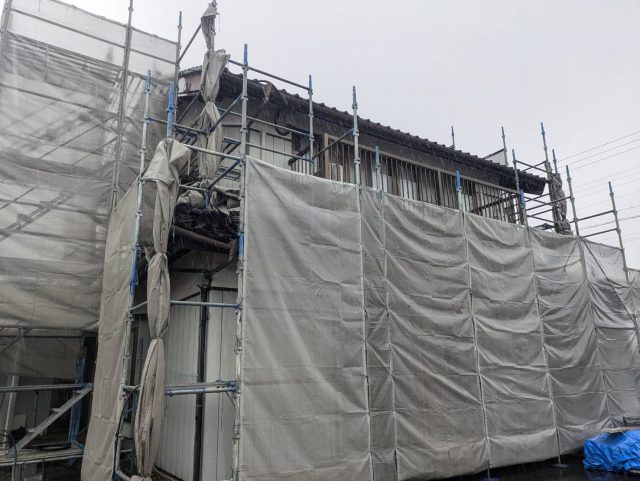 飯島町　外壁と屋根の塗装工事に際し、足場を組み立てて工事を開始します