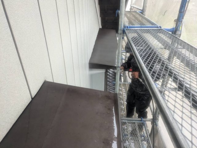 飯島町I邸_外壁を洗浄する作業員