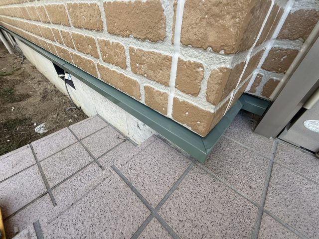 伊那市K邸_コーキング、土台水切塗装完成