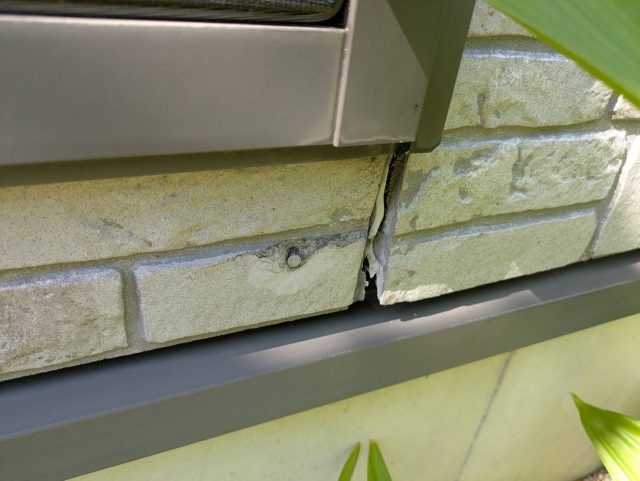 駒ヶ根市T邸_サッシ下のコーキング断裂