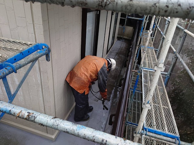 飯田市：トップコート塗り替えを行うベランダ床面への高圧洗浄作業