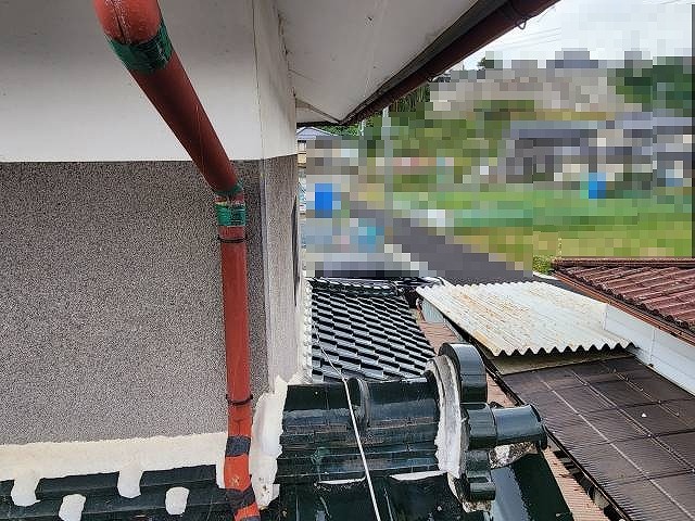 飯田市：住宅の雨樋が劣化してテープで補修している状況
