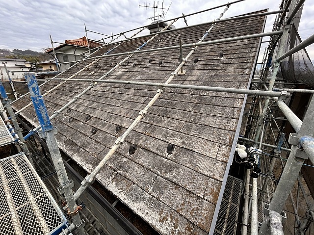 飯田市：急勾配屋根にカバー工法メンテナンスのために足場を設置