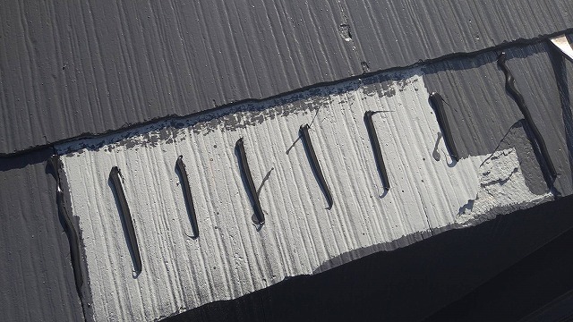 伊那市：スレート屋根の補修のために接着剤を塗布した状況