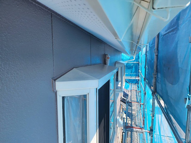 下伊那郡松川町：雨樋や鼻隠し、出窓部への塗装が完了した状況