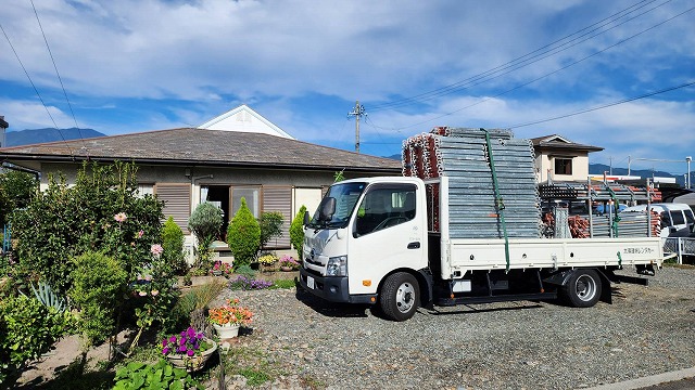 上伊那郡箕輪町：平屋住宅の塗装工事で使用する足場部材の搬入車両