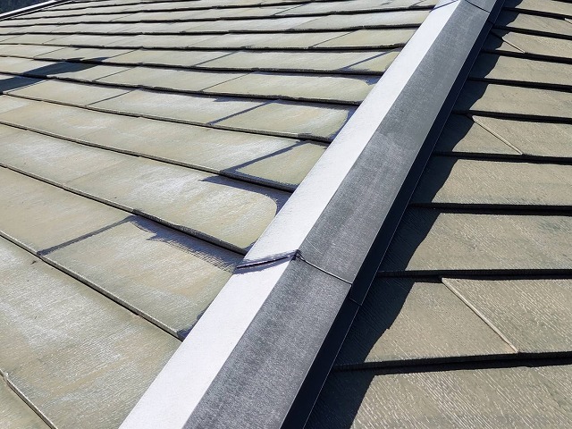 伊那市：金属屋根や棟板金の段差部分にハケ塗装