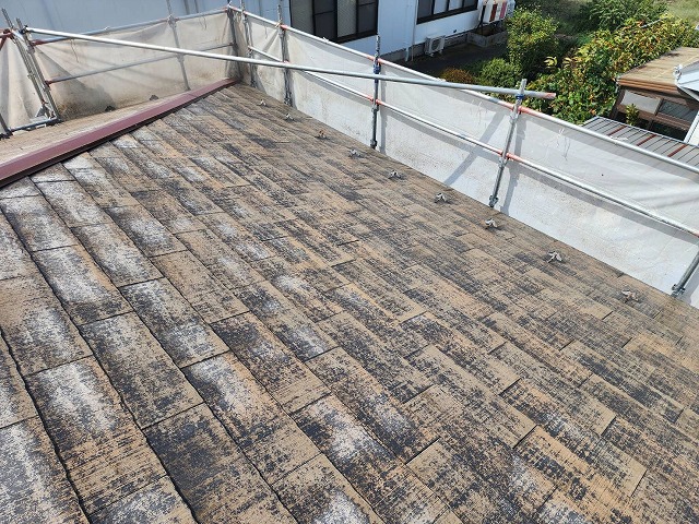 上伊那郡箕輪町：屋根塗装工事の高圧洗浄が完了したスレート屋根
